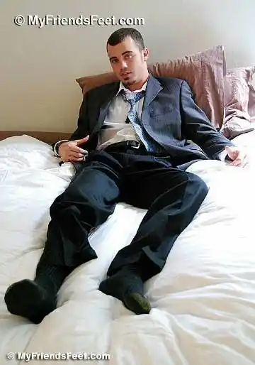myfriendsfeet帅哥们的西装黑袜大脚,看了就硬,太想给他们舔了(一)