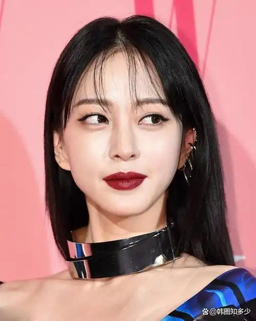 近日,韩国女演员韩艺瑟通过instagram公开了自己的近况,照片中她正在