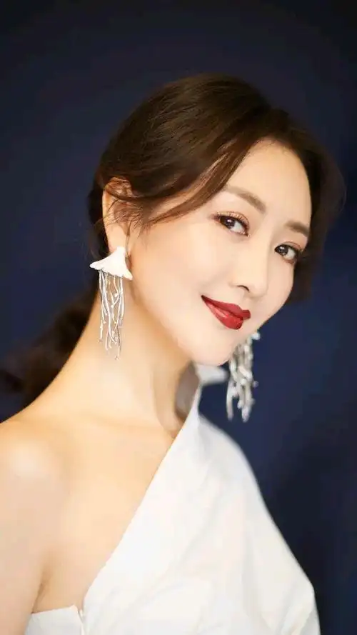 王鸥美图,烈焰红唇尽显女人迷人风采!