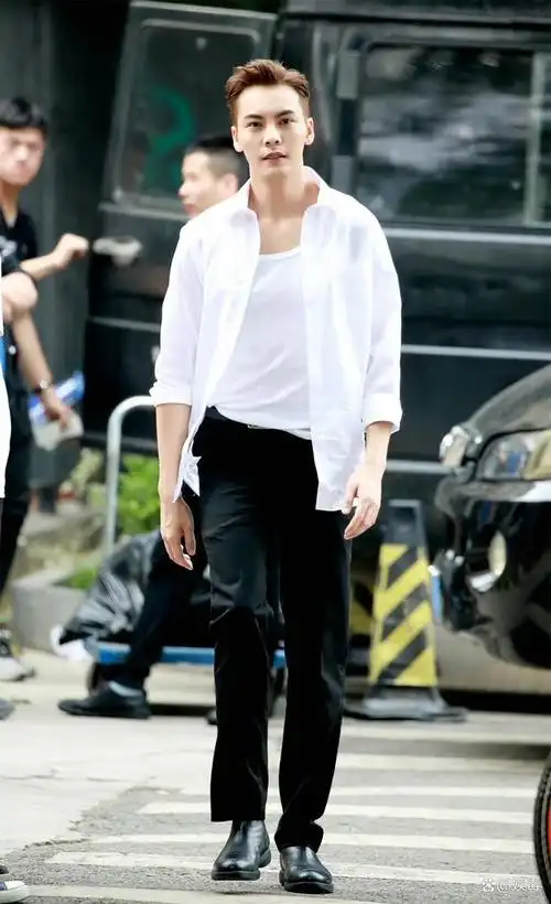 同样穿白衬衫的男星:李现利落洒脱,杨洋帅气迷人,而他清爽干净