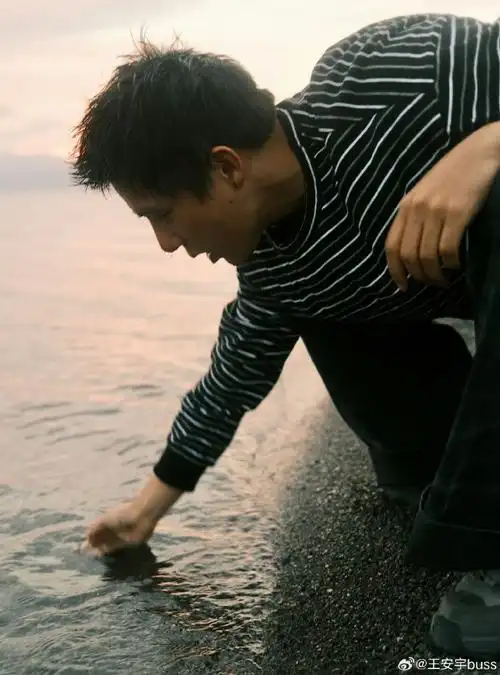 花少团其他人晒足迹图=发脚印发鞋子图,王安宇晒足迹图=晒脚,是真的在