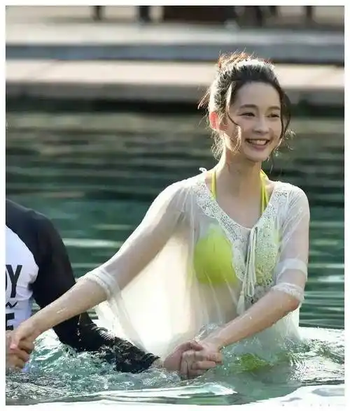 李沁薄纱泳装 水下甜蜜亲嘴 网友心碎了一地 清纯偶像的人设啊_身材