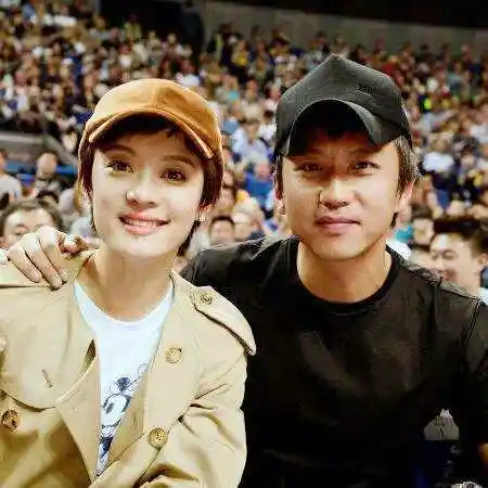 邓超孙俪携手看比赛,儿子正面照太意外