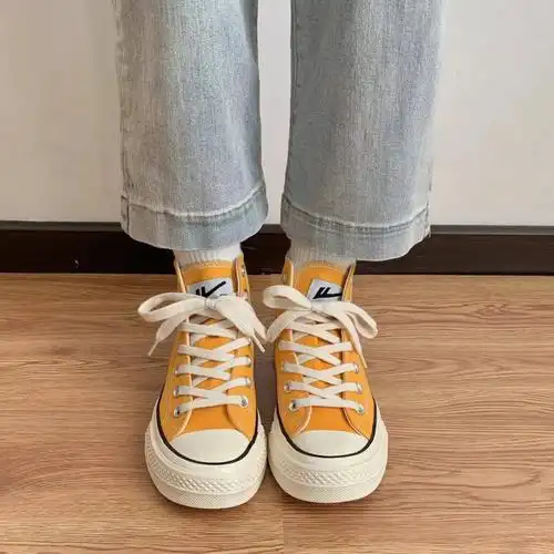 回力的黄色高腰帆布鞋有点可爱9999靓黄色的颜色一下子就吸引到我