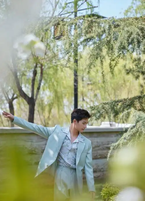 杨洋浅绿色西装##杨洋春日随拍