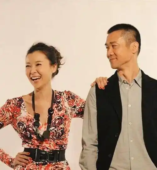 年薪60万,4段恋情2段争议大,48岁未婚与黄志忠相伴_俩人_李亚鹏_李泉