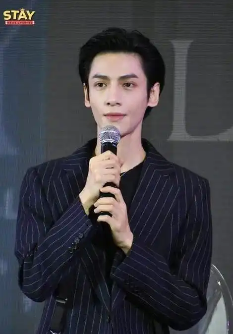 他的身形已经消瘦到无法撑起古装戏服,与白鹿站在