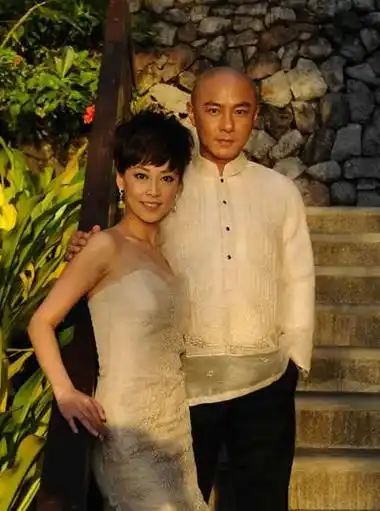 张卫健张茜婚照曝光 深情相拥大秀甜蜜