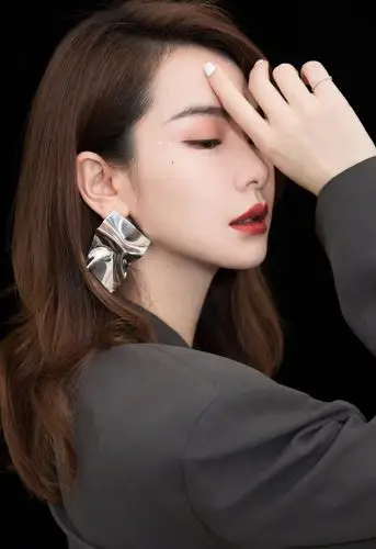 简介:戚薇奶茶妆性感写真图片,分享一组戚薇图片给大家,图中的明星