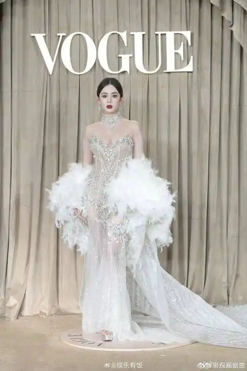 古力娜扎亮相vogue盛典红毯,复古羽毛透视礼服,展现绝美风采_明星