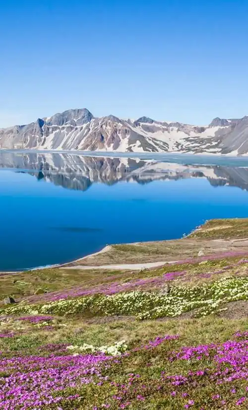 长白山五彩斑斓的白