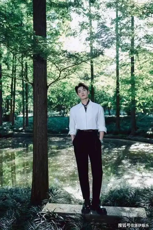 杨洋活动照释出,白衣贵公子风范尽显,晚宴西装造型更添优雅