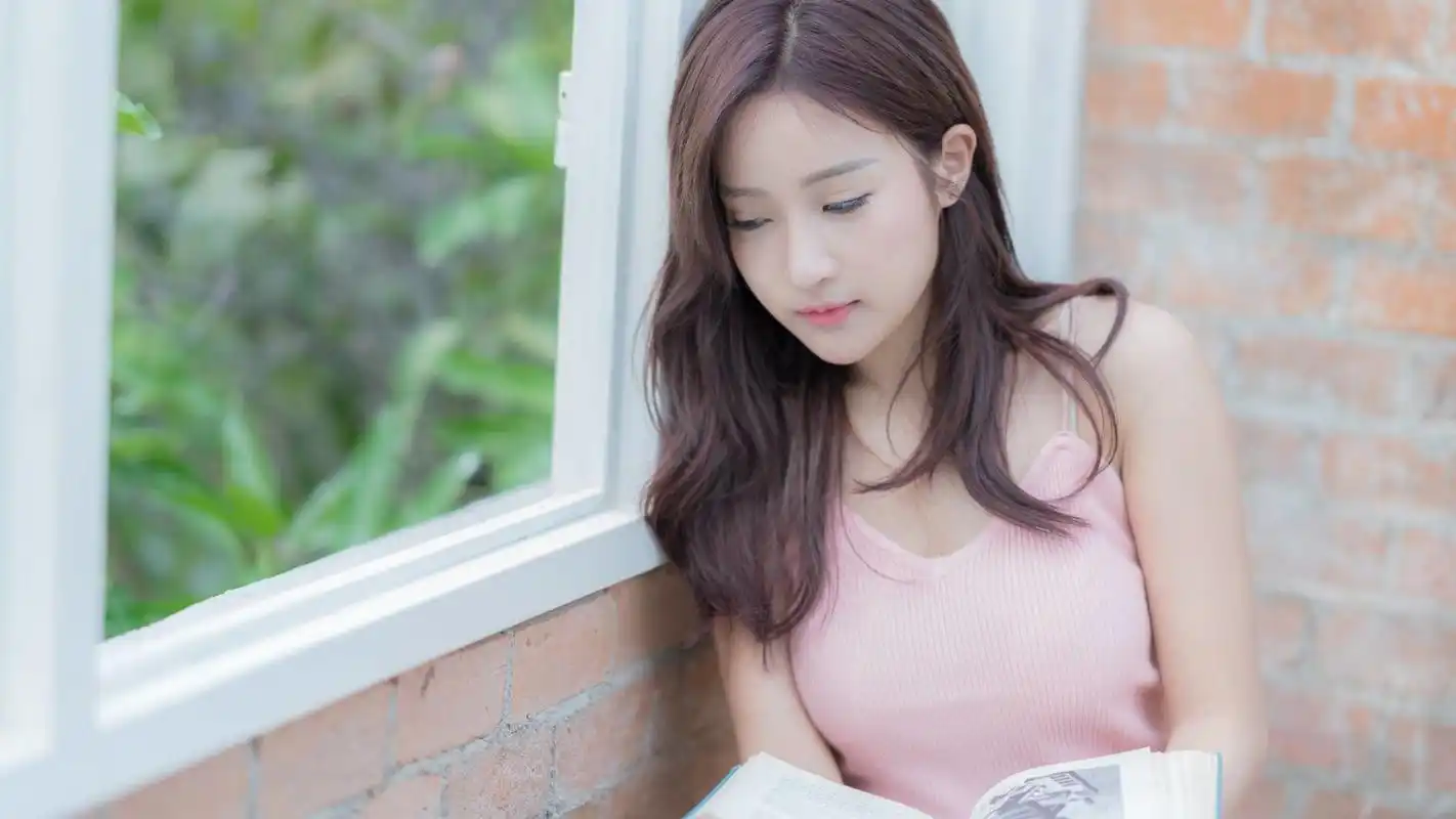 粉嫩美女恬静写真高清宽屏桌面壁纸