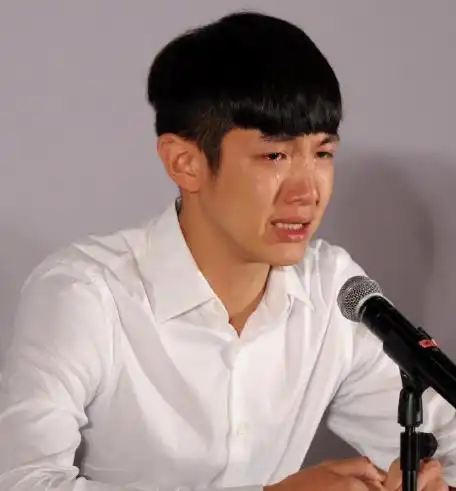 柯震东,在事业巅峰期的时候却被爆出吸毒,后来在镜头前哭的泣不成声
