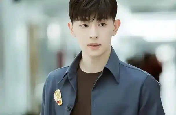 邓伦:从顶流小生到法庭漫步,粉丝热议中的"伸冤"之路一年后,他再次