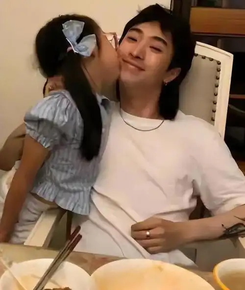 庾澄庆全家出席儿子哈利毕业典礼现任妻子气质出众伊能静缺席