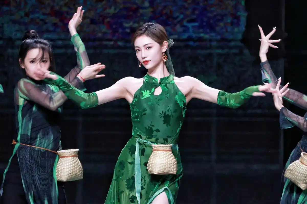 许佳琪在大舞台闪闪发光