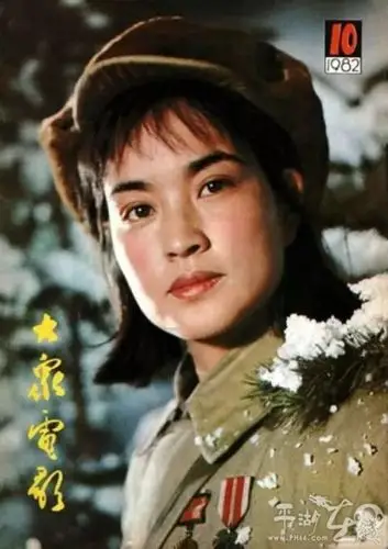 63岁刘晓庆第11次登上大众电影封面,脸比以前尖了.