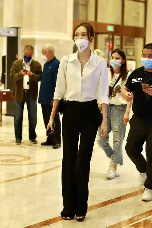 童谣气场真强大基础款白衬衫搭配黑裤子真像霸道女总裁