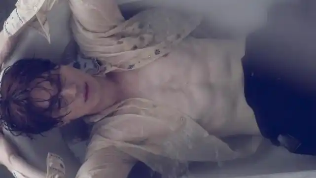 38岁李栋旭为新剧努力营业,再秀六块腹肌,头枕女主腰上暧昧感太足