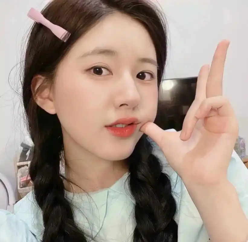 快来领取你的露思老婆吧~ 赵露思甜妹头像来了喔 是真爱粉就赶紧来吧