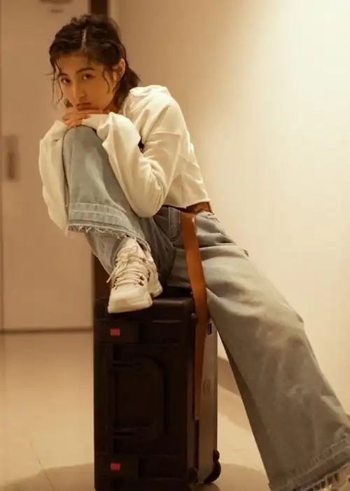 张子枫造型超给力,"拉拉队手花"挂脚上,意外凹出女人味!