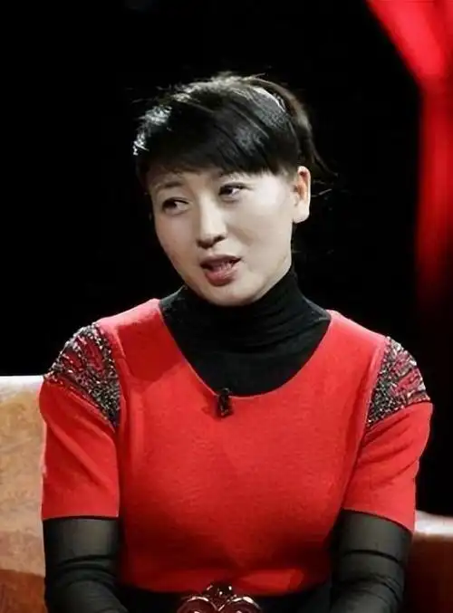 闫学晶的父母对她和林越的婚事持强烈反对态度,认为女儿嫁给比她大十