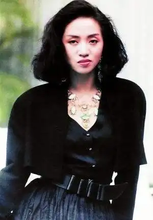 1992年在某卡拉ok,梅艳芳被电影公司老板黄朗维邀约拍戏,被梅婉拒,该