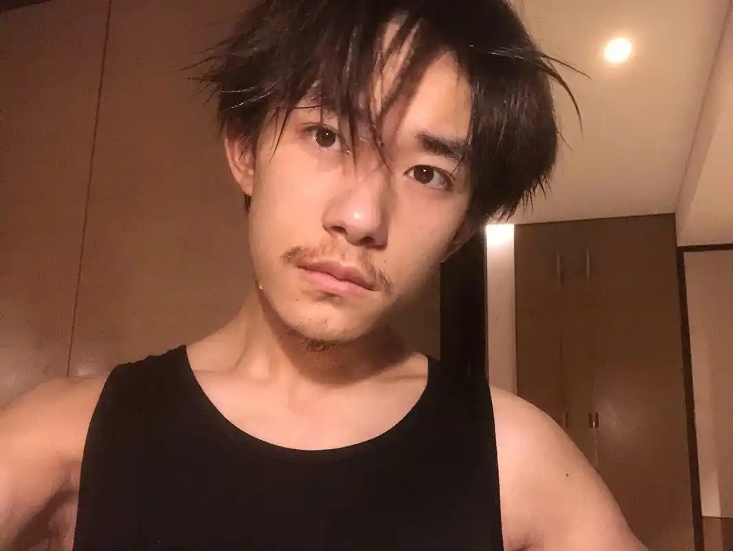 昨天小编要被易烊千玺的照片刷屏了,仔细看了一眼才知道,原来是四字