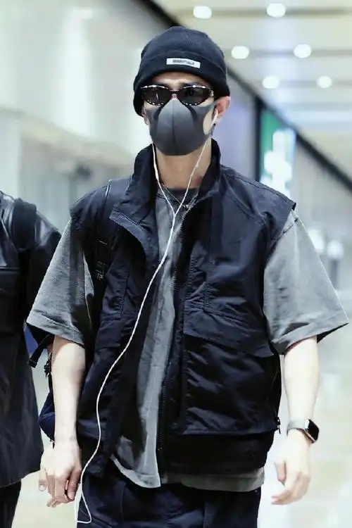 肖战北京机场图##肖战回国机场穿搭