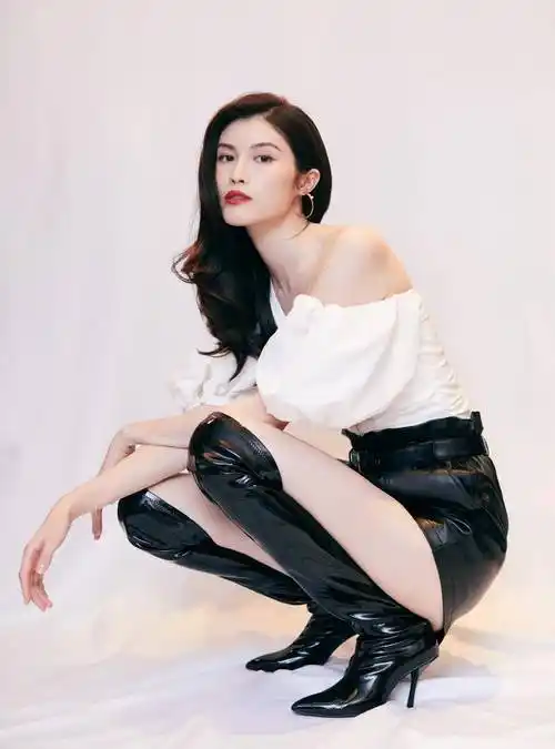 何穗敢这么穿了,西装不系扣直接露出内搭,凹出成时尚女人味_身材_设计