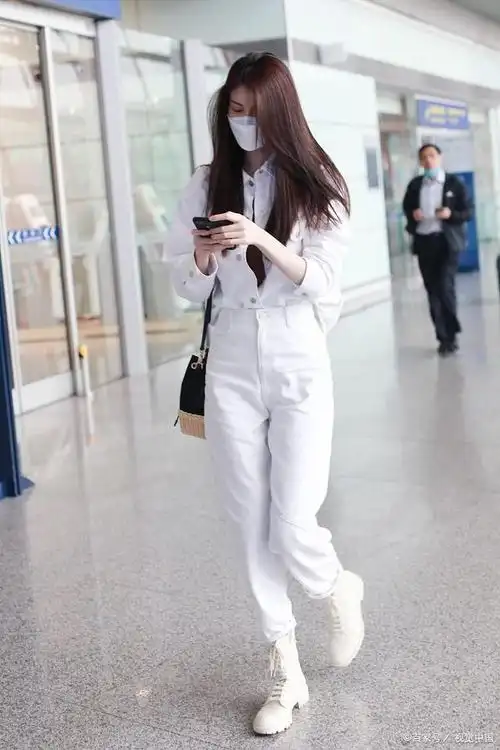 女生穿浅白色的裤子搭配什么鞋子最好看