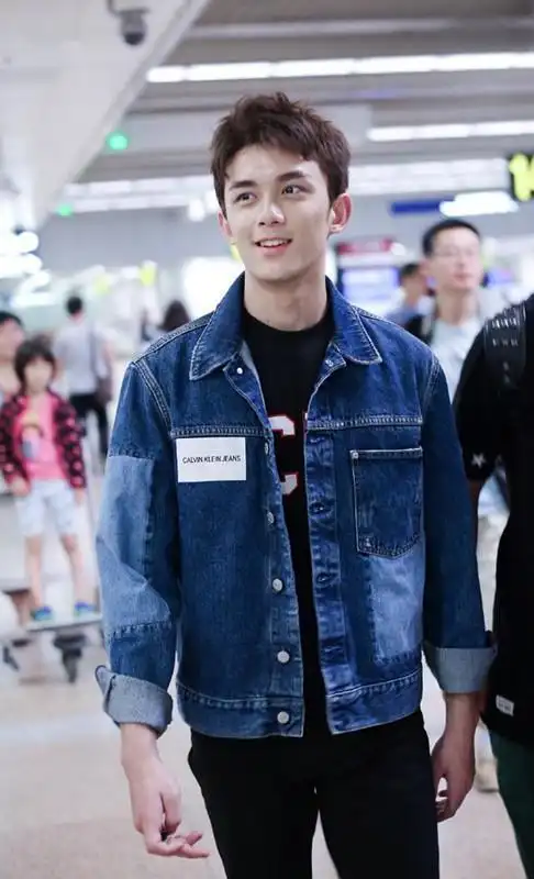 众多男明星都穿起了这外套当今最流行的款式搭个休闲裤很文艺