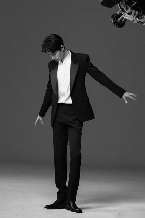 肖战卡其色穿搭上班路透##肖战