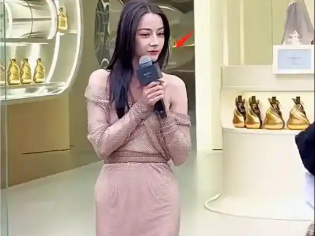 迪丽热巴穿着单薄肚子平坦一览无余不想怀孕生过孩子的样子