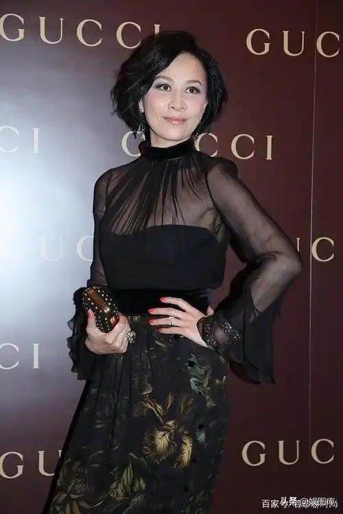 58岁刘嘉玲穿蓝色礼服裙开叉到大腿太耀眼窈窕身材依旧靓美