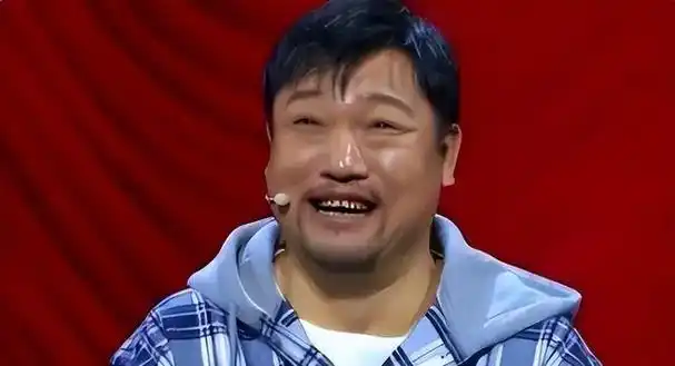 贾冰,曾经以其搞笑才华和深刻的小品风格在中国喜剧界掀起了一股旋风.