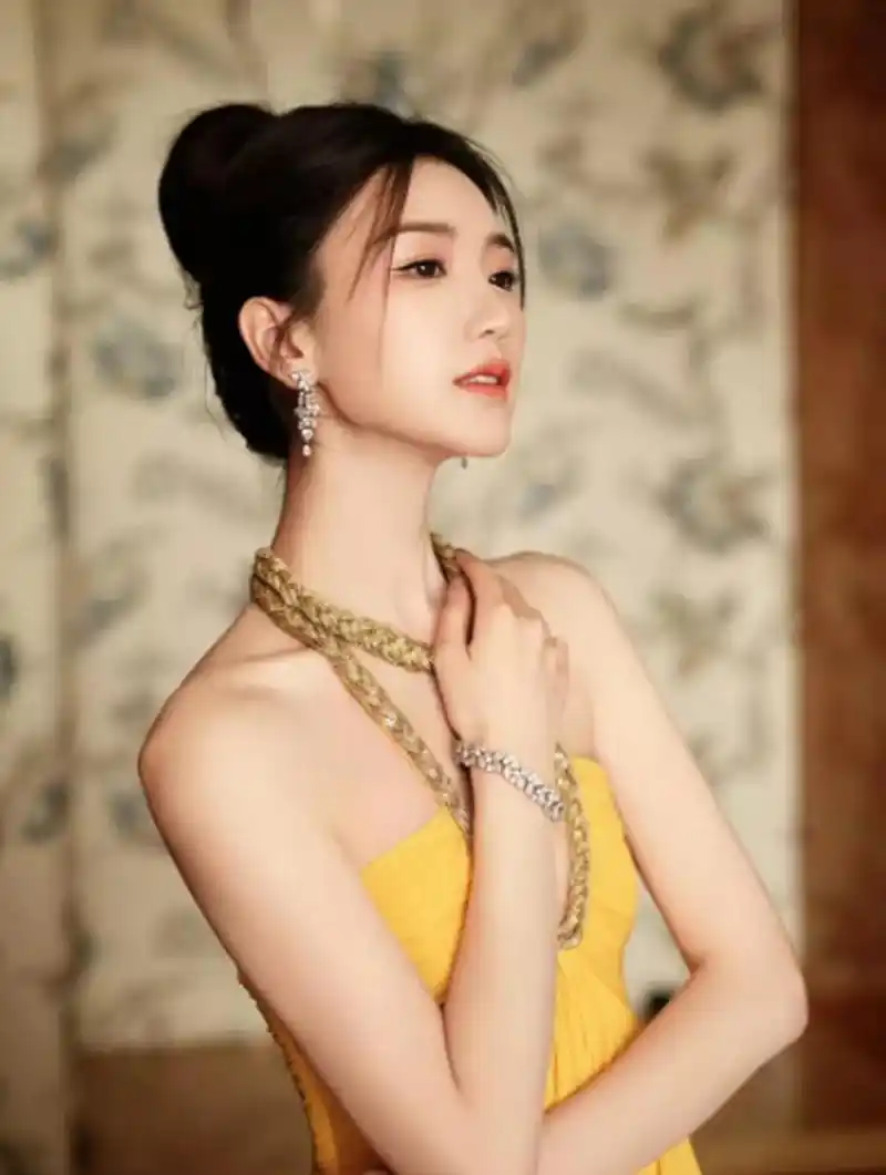 35岁的毛晓彤一点不显年龄!这一身抹胸黄色长裙美出圈,精致又很惊艳
