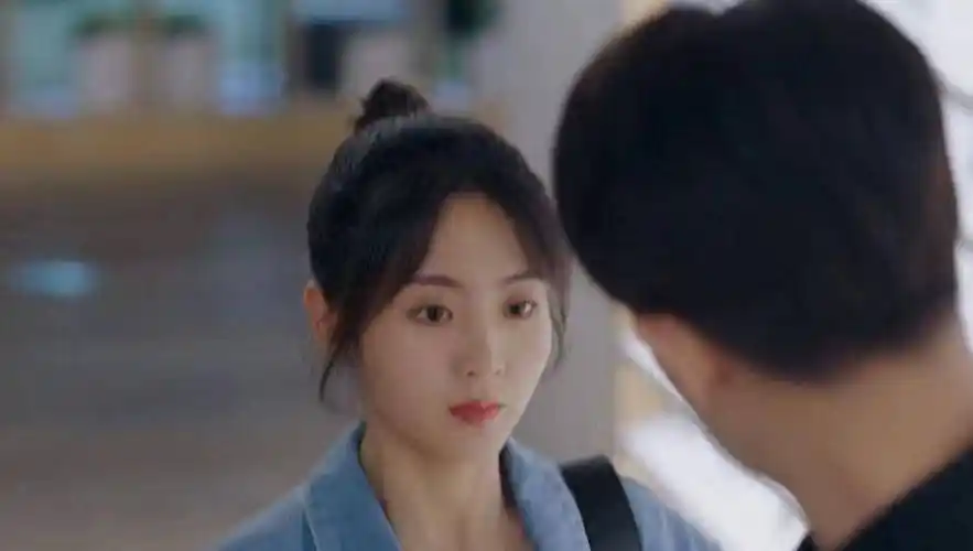 顾川十年前和十年后都没有任何变化,好像一个机器人,而姜小宁倒是变化