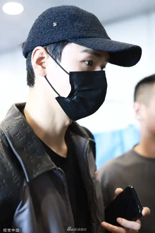 组图:龚俊结束巴黎时装周行程回国 棒球帽配夹克帅气俊朗_高清图集