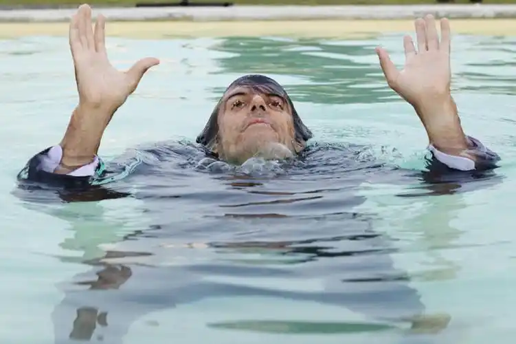 西方人,一个人,商务人士,商务男性,游泳池,举,横图,俯视,室内,白天