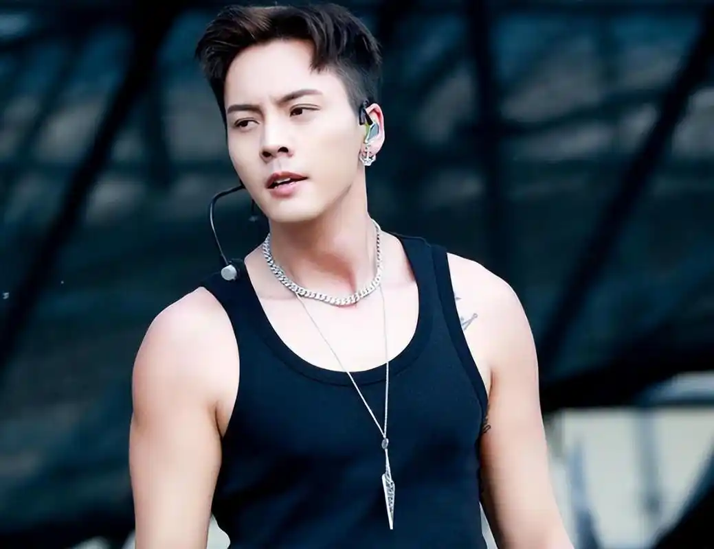 娱乐圈中的"体虚"男星,表面是健身型男,却抱不起80斤的女星