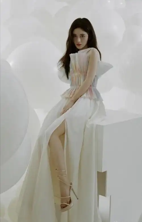 原创鞠婧祎一口面包咀嚼32次女明星的自律很严格