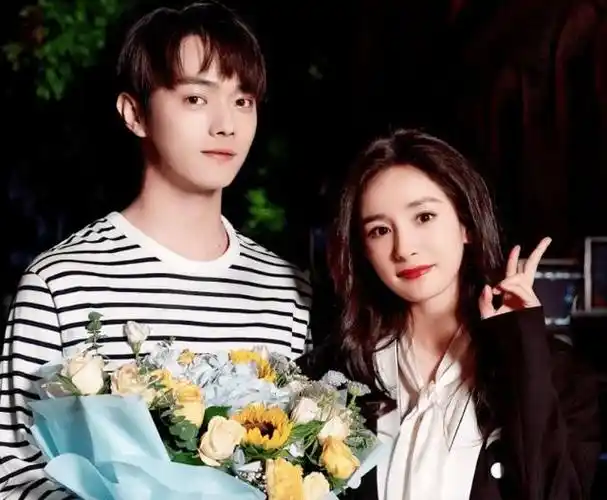 杨幂许凯拍戏花絮曝光,两人亲吻拥抱甜意满满,相差九岁无违和感