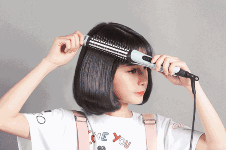 卷发棒瞬间就能变身直板夹,加上自带的卷发梳设计,在烫头发的过程中
