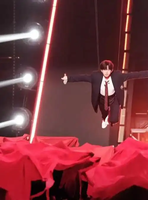 常年拍摄古装剧的他,身穿现代服饰却又演了一回侠客,吊威亚从天而降