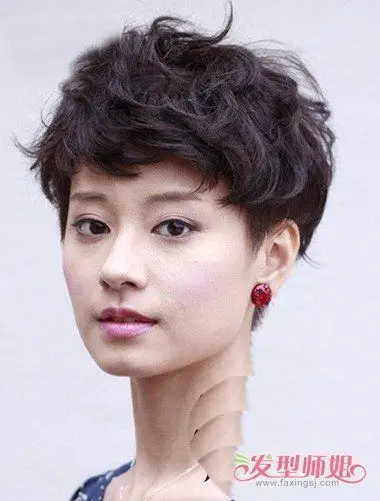 2018年简单短发烫发发型 最新短发烫发发型