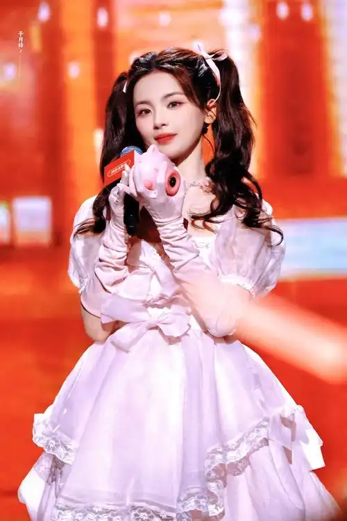 杨超越双马尾公主裙造型##杨超越粉色公主裙