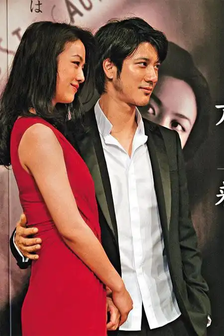 港媒惊曝王力宏爱上汤唯招待会两人眉来眼去图