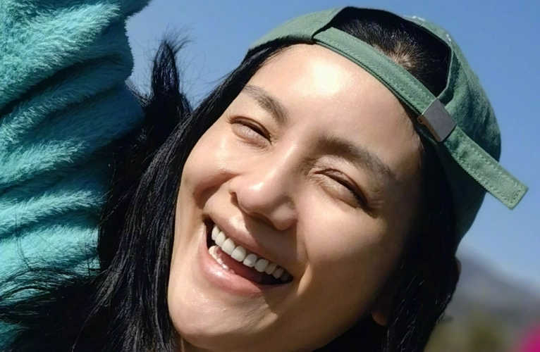 沙溢国庆携妻儿出游45岁胡可素颜耐打安吉为爸妈拍恩爱合照